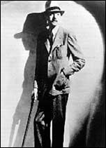 La obra de Dashiell Hamett fue difundida en la década de 1940 por Borges y Adolfo Bioy Casares.